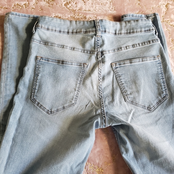 DIVIDED | Jean's - Picture 5 of 15